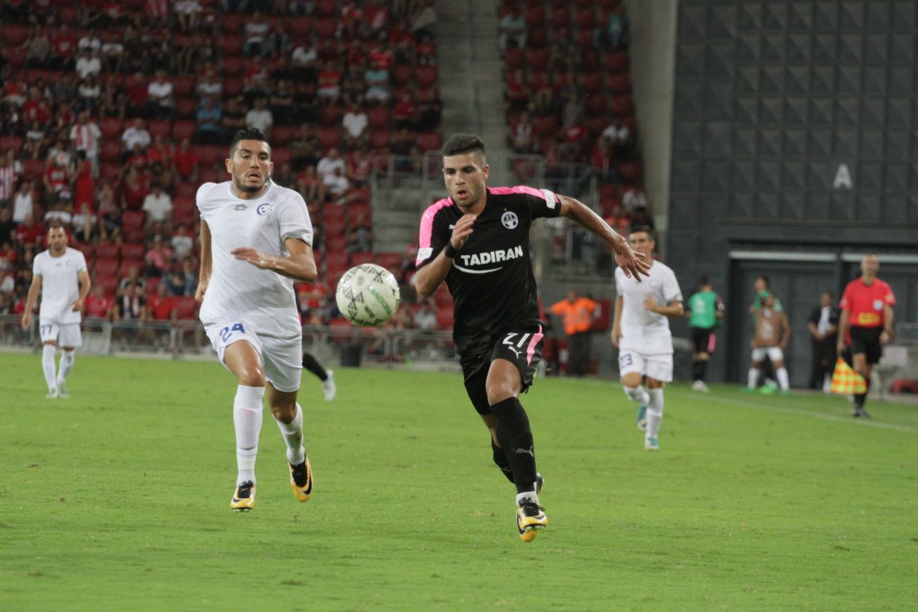 נועם דיעי מהנוער בהופעת בכורה בבוגרים. איים על השער על ההתחלה (צילום: בן בודה)